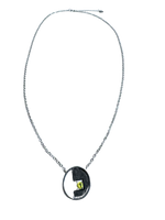 Load image into Gallery viewer, Colgante de plata y olivina engarzada