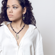 Pendiente olivina con cuero