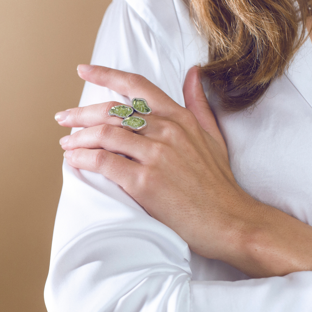 Elastic peridot ring 3 leaves