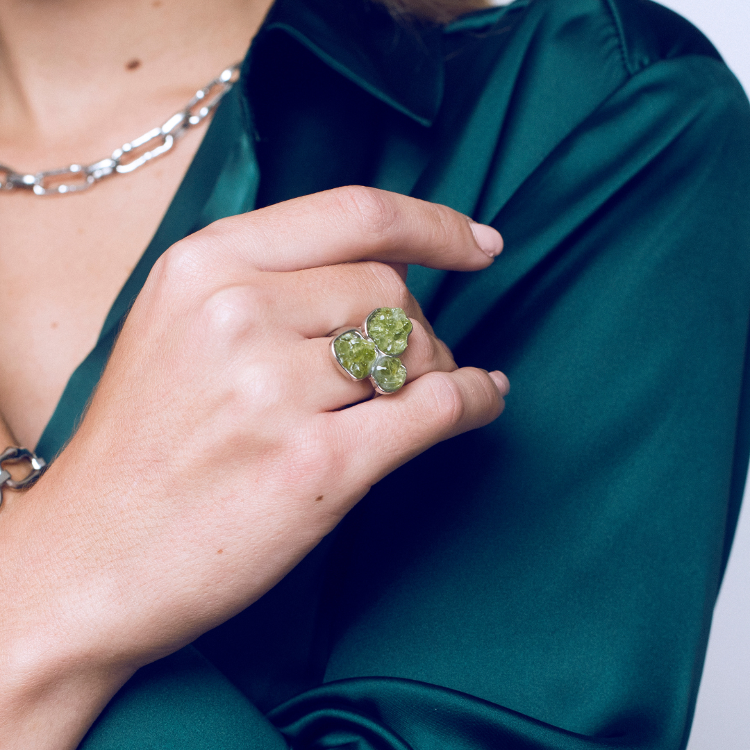 Elastic olivine ring