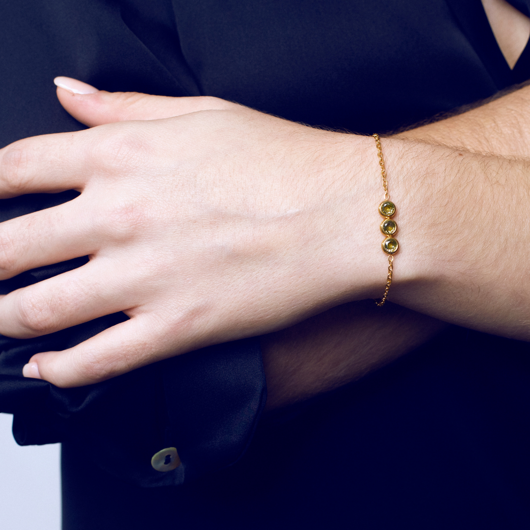 Gold plated steel bracelet with 3 peridots